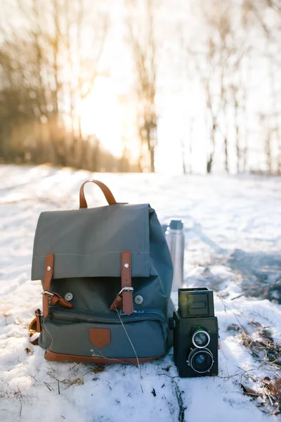 Туристический рюкзак и камера — стоковое фото