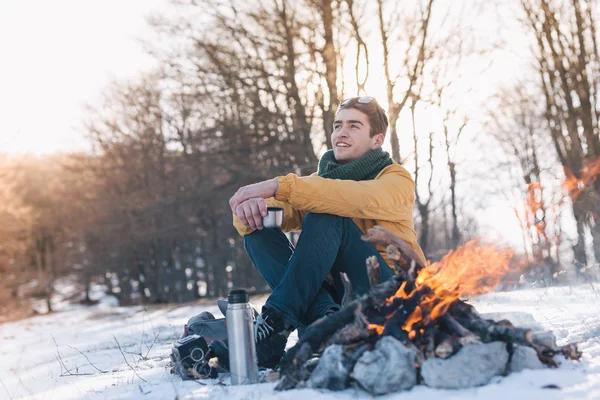 Adam dağda kamp ateşi rahatlatıcı