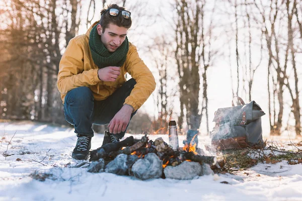 Man on mountain relaxing at campfire — Stock Photo, Image
