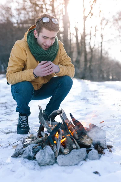 Adam dağda kamp ateşi rahatlatıcı