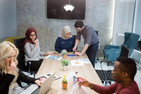 Equipo de negocios multicultural en la oficina — Foto de Stock