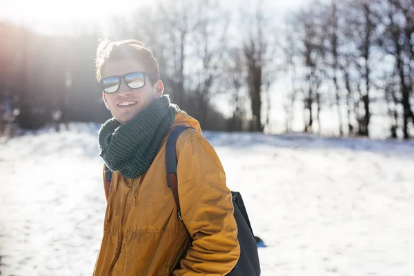 Молодой человек в зимнем лесу — стоковое фото