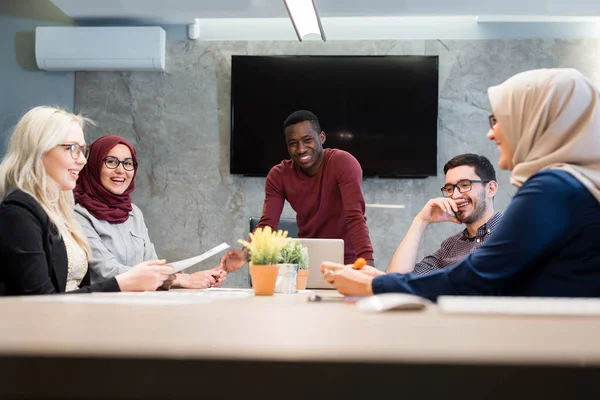 Equipo de negocios multicultural en la oficina — Foto de Stock