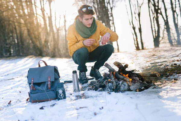 Jeune homme dans la forêt d'hiver — Photo