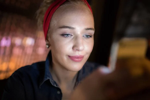 Mujer usando su teléfono inteligente — Foto de Stock