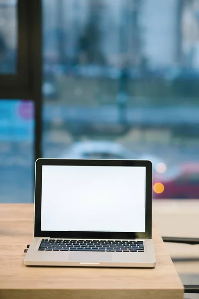 Laptop z pusty biały ekran — Zdjęcie stockowe
