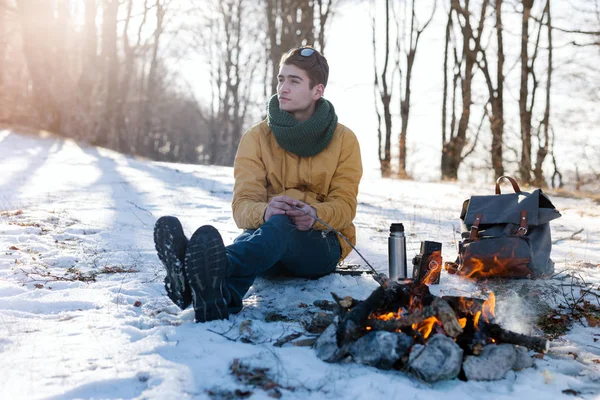 Man on mountain relaxing at campfire — Stock Photo, Image