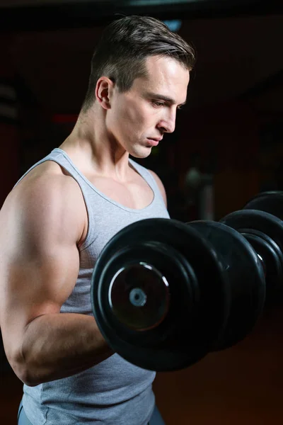 Athletic man training in gym — Stock Photo, Image