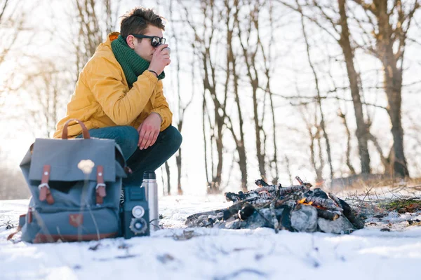 Adam dağda kamp ateşi rahatlatıcı