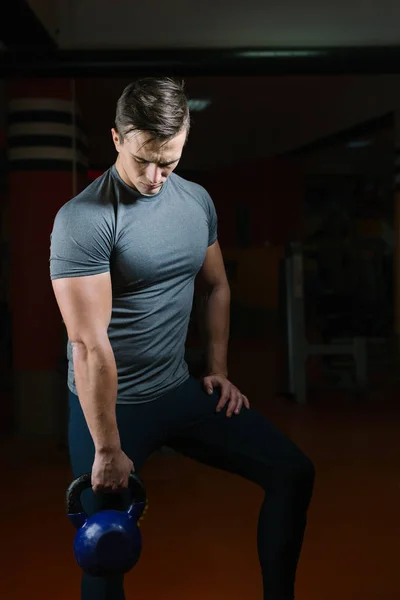 Joven en el gimnasio — Foto de Stock