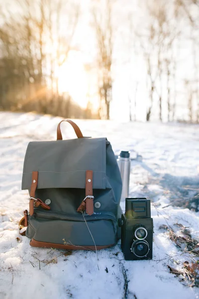Туристический рюкзак и камера — стоковое фото