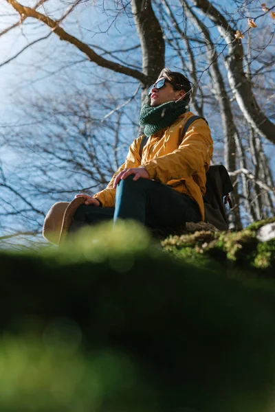 Jovem na floresta — Fotografia de Stock