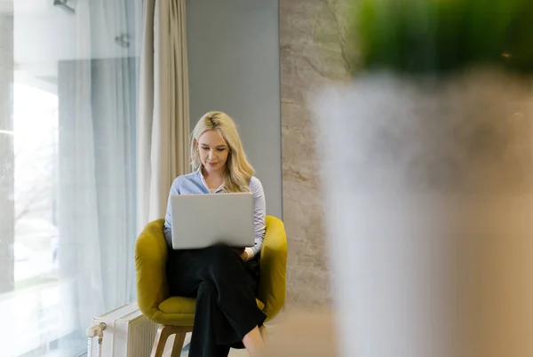 Mujer de negocios rubia en la oficina moderna — Foto de Stock