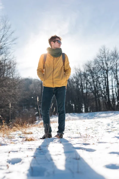 Young man in winter forest — Stock Photo, Image