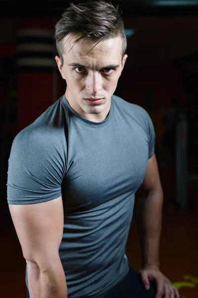 Músculo hombre posando en gimnasio — Foto de Stock