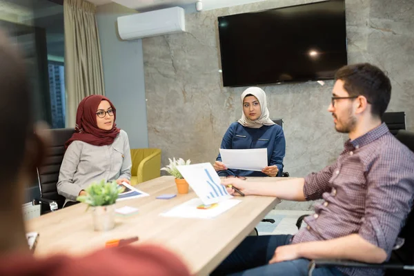 Modern ofis toplantı uymak