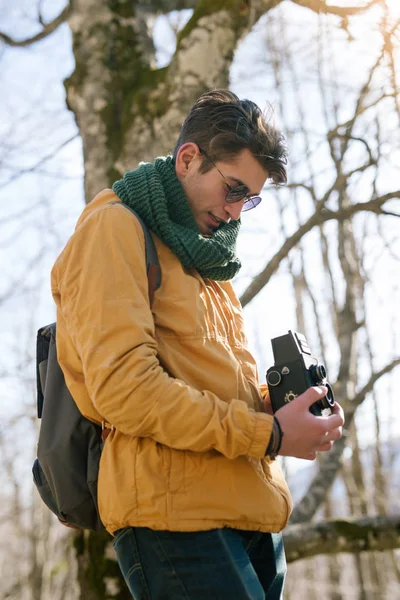 Uomo con macchina fotografica nella foresta — Foto Stock