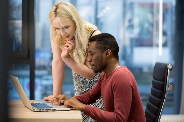 Equipo de negocios diverso en la oficina — Foto de Stock