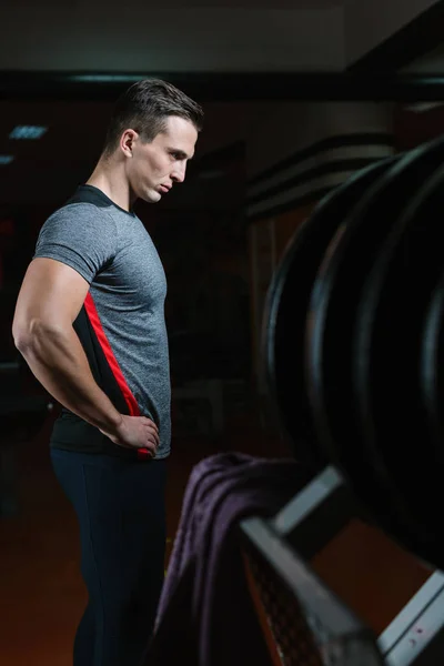 Athletic man training in gym — Stock Photo, Image