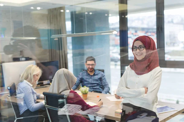 Întreprinzătorii se întâlnesc în biroul modern — Fotografie, imagine de stoc