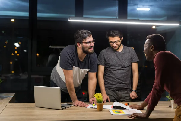 Forretningsfolk som arbeider i kontor – stockfoto