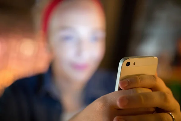 Mujer usando su teléfono inteligente — Foto de Stock