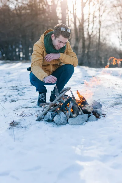 Adam dağda kamp ateşi rahatlatıcı