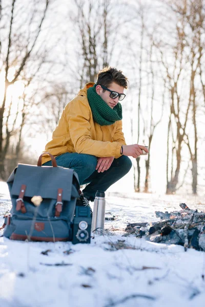 Adam dağda kamp ateşi rahatlatıcı