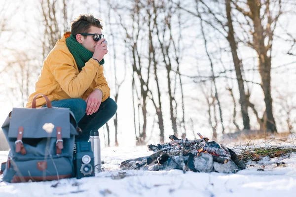 Adam dağda kamp ateşi rahatlatıcı