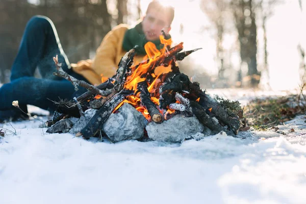 Genç adam kış ormanında