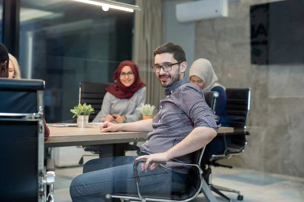Întreprinzătorii se întâlnesc în biroul modern — Fotografie, imagine de stoc