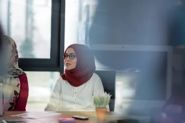 사무실에서 아름 다운 아랍 여자 — 스톡 사진