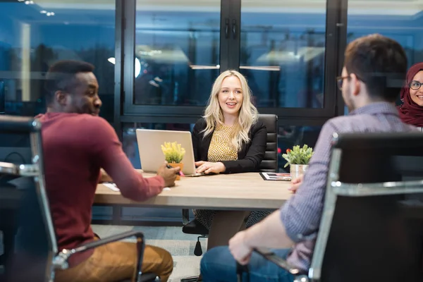 Reunión de empresarios en una oficina moderna — Foto de Stock