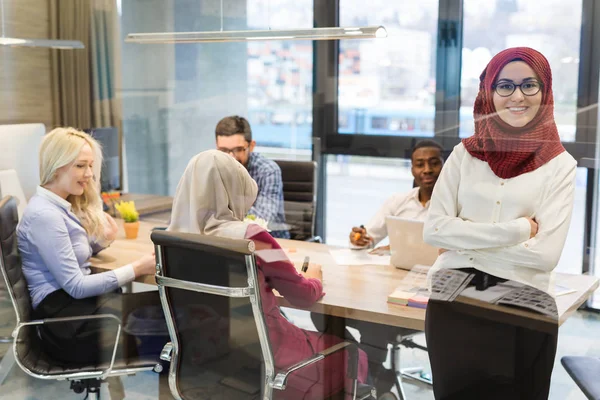 Multikulti-Business-Team im Amt — Stockfoto