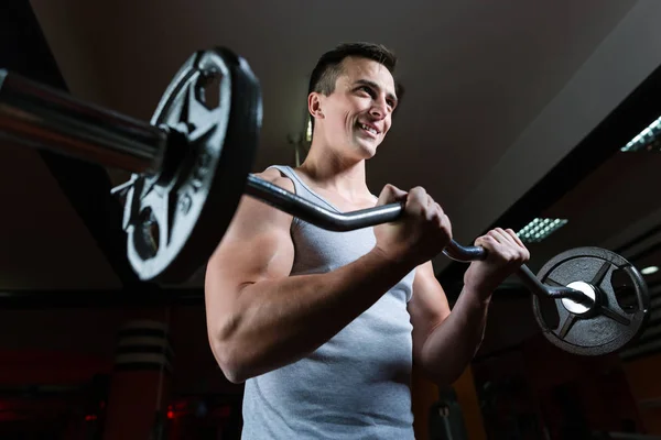 체육관에서 훈련 하는 운동 남자 — 스톡 사진