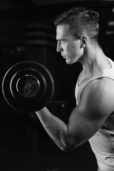 Hombre atlético entrenando en el gimnasio — Foto de Stock