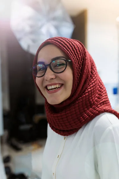 Belle femme arabe au bureau — Photo