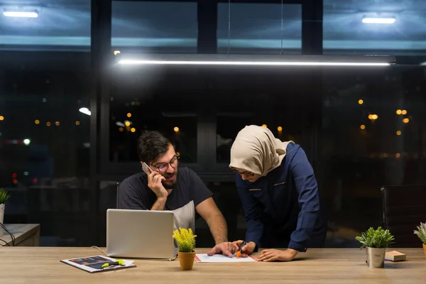 Equipe de negócios diversa no escritório — Fotografia de Stock