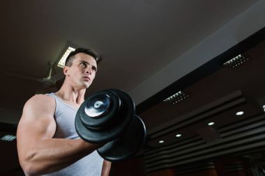 Atletik erkek spor salonunda eğitim 