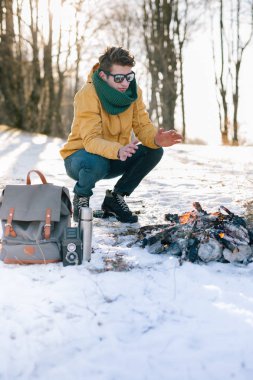 Adam dağda kamp ateşi rahatlatıcı