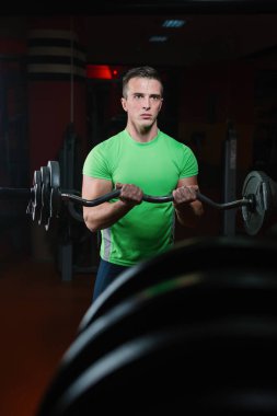 spor salonunda genç adam