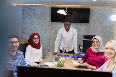 Ofiste çok kültürlü iş takım