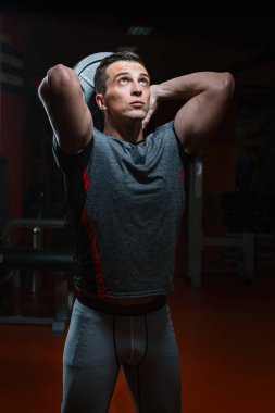 Atletik erkek spor salonunda eğitim 