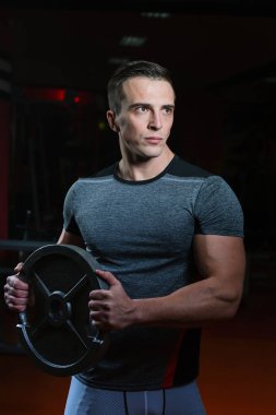 Atletik erkek spor salonunda eğitim 