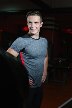 Atletik erkek spor salonunda eğitim 