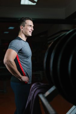 Atletik erkek spor salonunda eğitim 