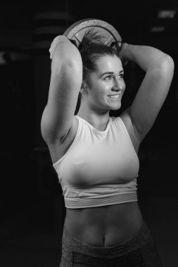 Atletik kadın spor salonunda eğitim 