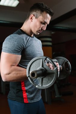 Atletik erkek spor salonunda eğitim 