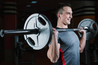 Atletik erkek spor salonunda eğitim 