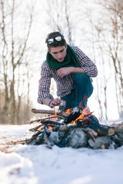 Yakışıklı beyaz izci adam 